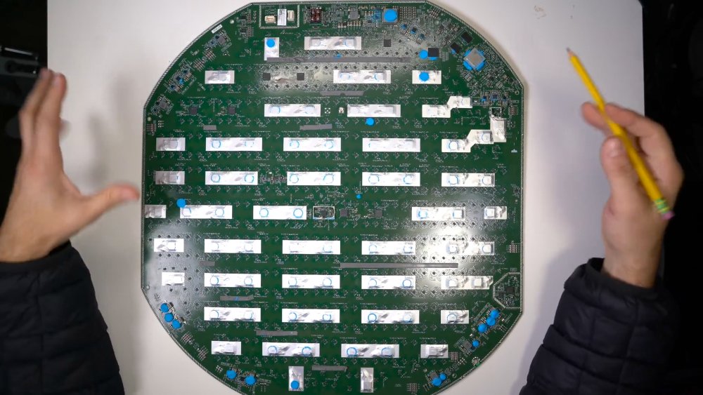 yt1s.com - Starlink Teardown DISHY DESTROYED_1080p.mp4_snapshot_35.50_[2021.02.25_16.58.57].jpg